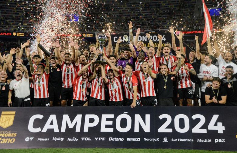 Estudiantes es el ganador del Trofeo de Campeones después de golear a Vélez