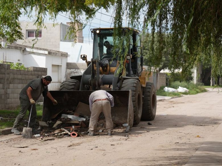 Operativo de arreglo de calles y limpieza en distintos barrios