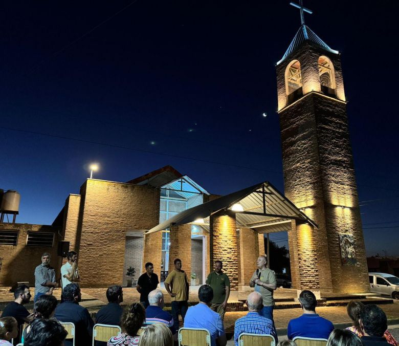 Colocaron nuevas luminarias en la Parroquia de Lourdes