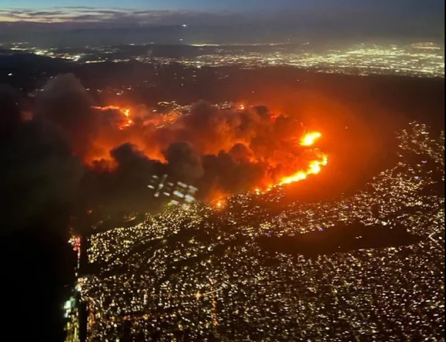 Voraz incendio en California: hay más de 30 mil evacuados