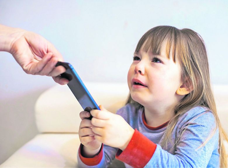 Riesgos para niños en el uso excesivo de celulares durante las vacaciones