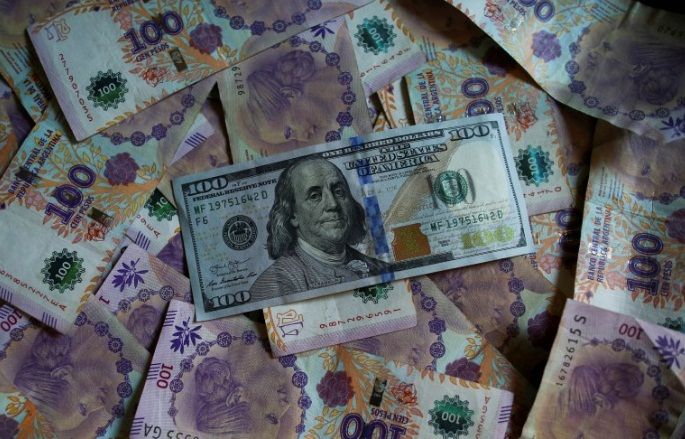 El Banco Central reducirá el ritmo de devaluación del peso frente al dólar oficial al 1% mensual