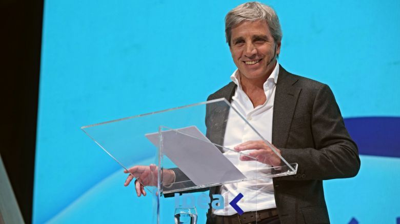 Caputo cruzó con un contundente mensaje a los gobernadores que pidieron bajar las retenciones 