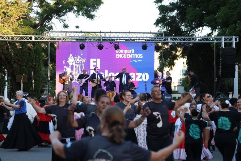 “El Balconazo” fusionó música y danza para dar inicio al Recorrido Peñero