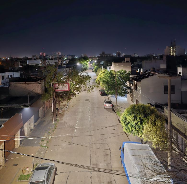 Se instalaron 20 nuevas luces LED y 8 columnas en calle Salta