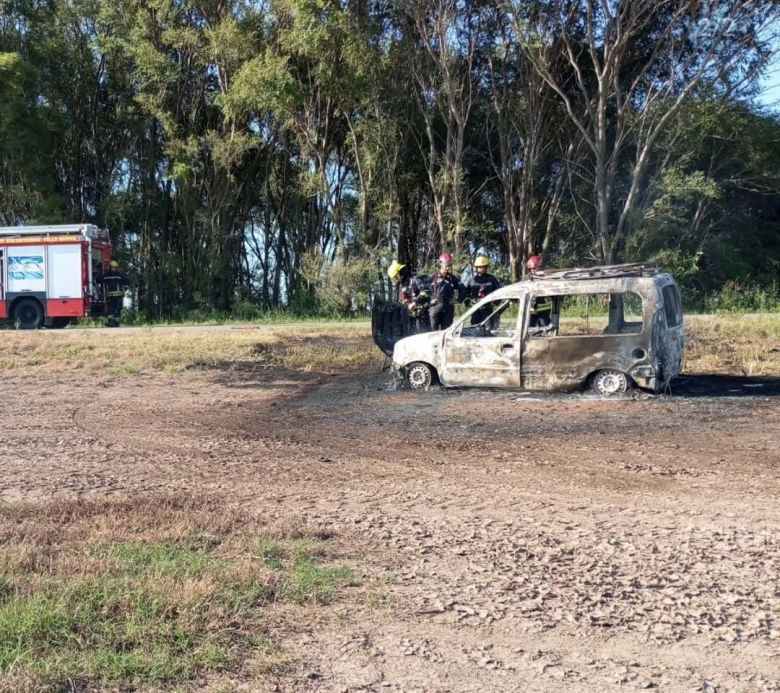 Se incendió un automóvil, el conductor y sus acompañantes lograron salir a tiempo