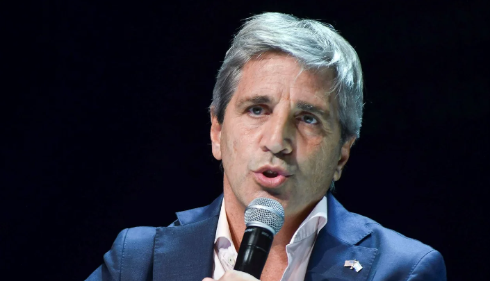 Caputo negó una posible devaluación y detalló las condiciones para levantar el cepo