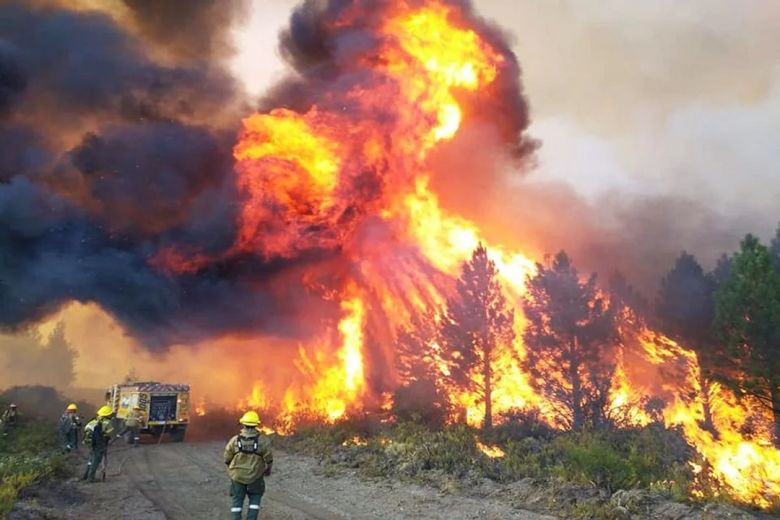 Incendios en Argentina: Siguen las llamas en El Bolsón y Nahuel Huapi