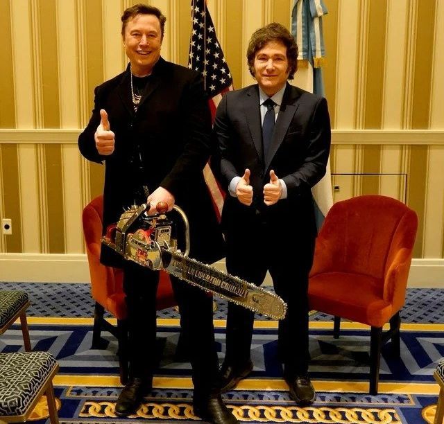Javier Milei se encontró con Elon Musk y le regaló una motosierra