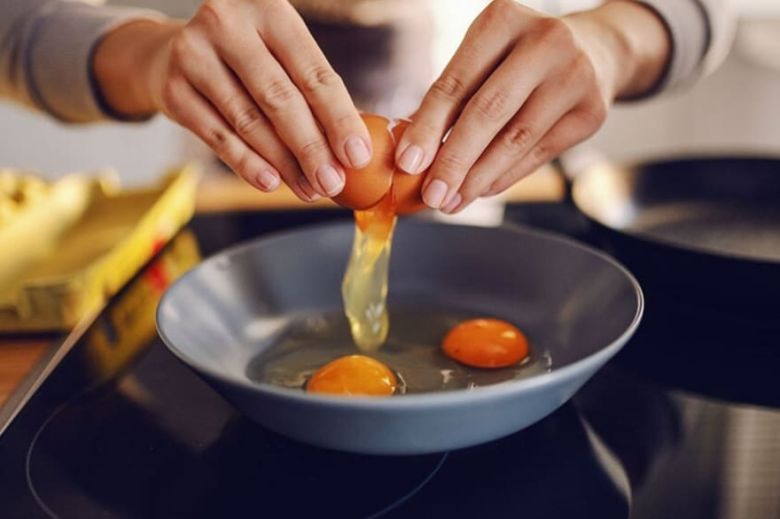 ¿Es seguro comer yemas de huevo poco cocidas?