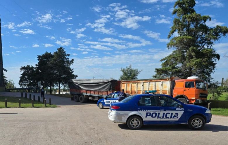 La Carlota: resbaló mientras cargaba cereales, el camión se encendió y lo arrolló