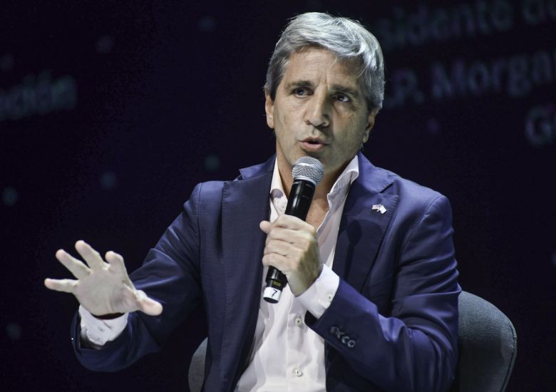 Caputo destacó acuerdo con el FMI para reparar “el abuso del gasto público”