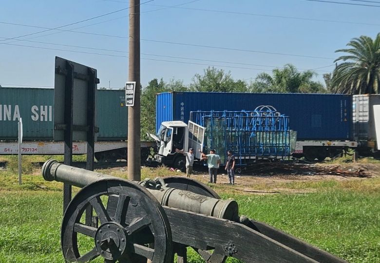 Choque entre un camión y un tren de carga frente a la Fábrica de Pólvoras