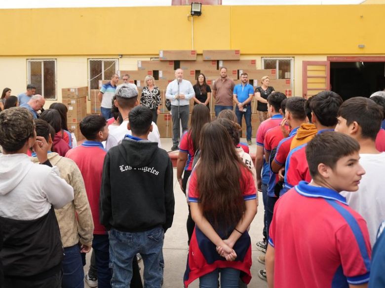 El municipio entregó equipos de aire acondicionado a tres establecimientos educativos