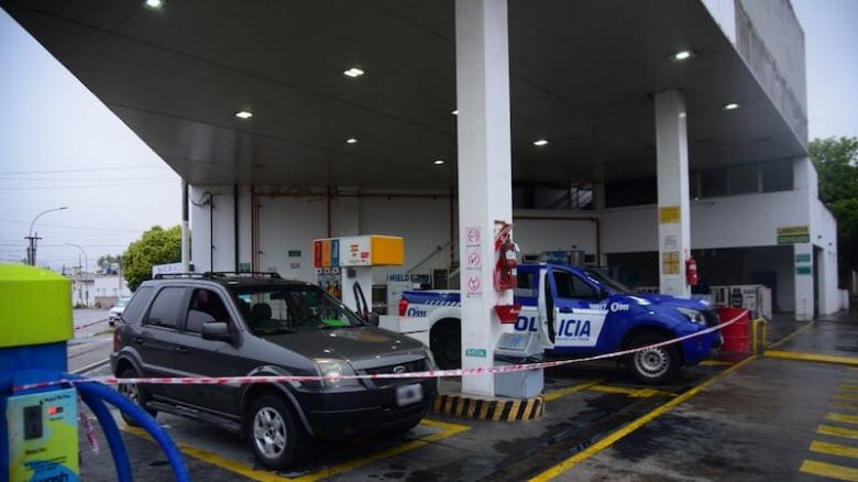 Murió un hombre en una estación de servicio y culpan a la Policía