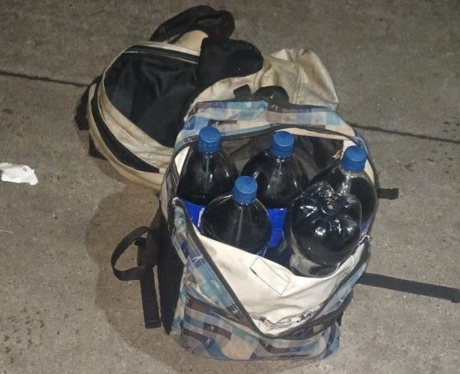 Un hombre intentaba robar bebidas de un supermercado y fue detenido