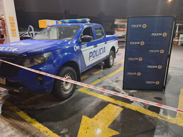 Ordenaron la detención de cinco policías por la muerte en la estación de servicio de la capital cordobesa 