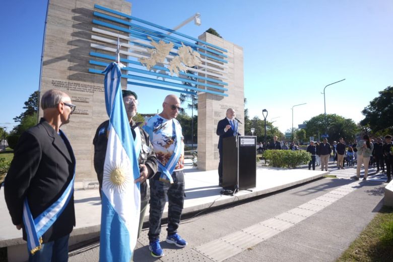 Homenaje a los héroes de Malvinas con el gobernador  Llaryora y el intendente Accastello