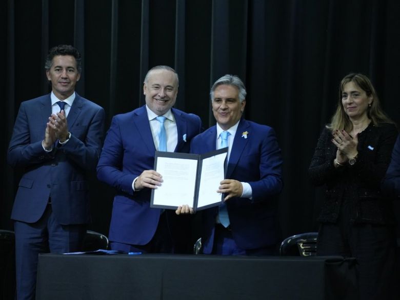 Con el apoyo de la provincia, Accastello anunció un plan de pavimentación de 400 cuadras