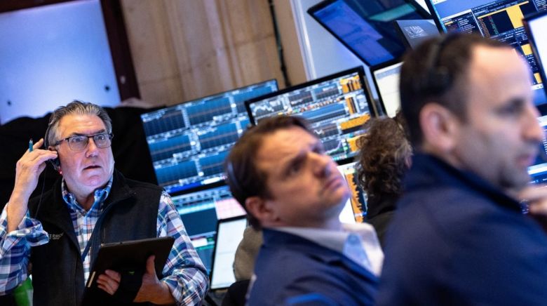 El riesgo país sube y las acciones en Wall Street caen hasta 12%