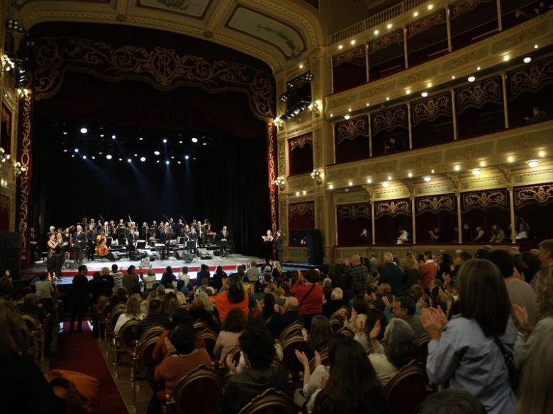 En un histórico acontecimiento, la Orquesta Municipal de Tango actuó en el Teatro Libertador