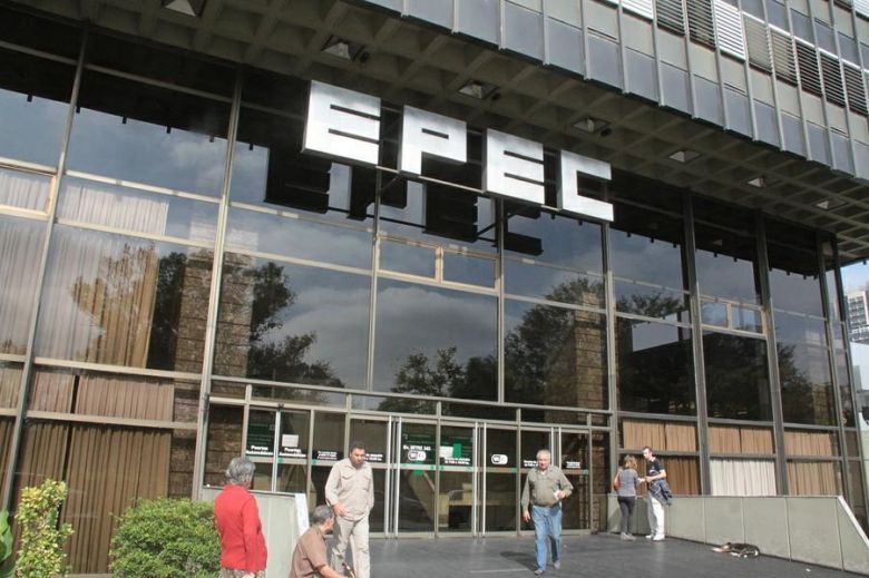 Martín Llaryora firmó el decreto que convierte a EPEC en Sociedad Anónima
