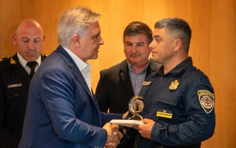 "Para combatir la delincuencia necesitamos una policía respetada"