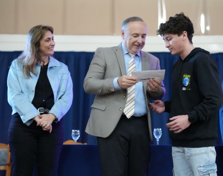 Estudiantes universitarios recibieron tarjetas de débito Bancor para sus becas