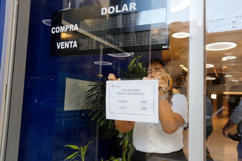 Dólar hoy: sin cepo, la jornada cerró a $1.230 para la venta