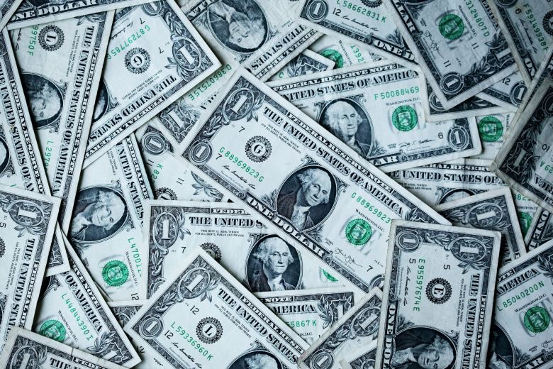 El dólar bajó en todas sus cotizaciones: la brecha es cada vez más chica