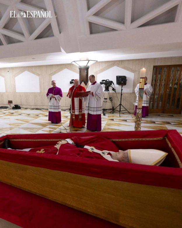El Vaticano difundió las primeras imágenes del féretro del papa Francisco