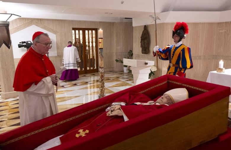El Vaticano difundió las primeras imágenes del féretro del papa Francisco