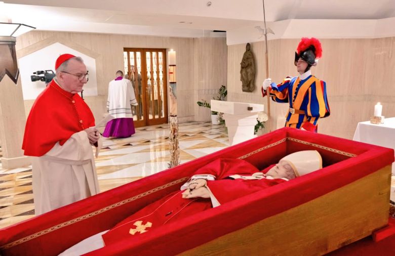 El Vaticano difundió las primeras imágenes del féretro del papa Francisco