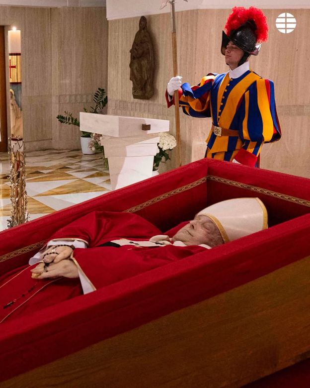 El Vaticano difundió las primeras imágenes del féretro del papa Francisco