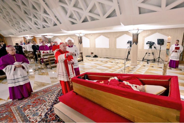 El Vaticano difundió las primeras imágenes del féretro del papa Francisco
