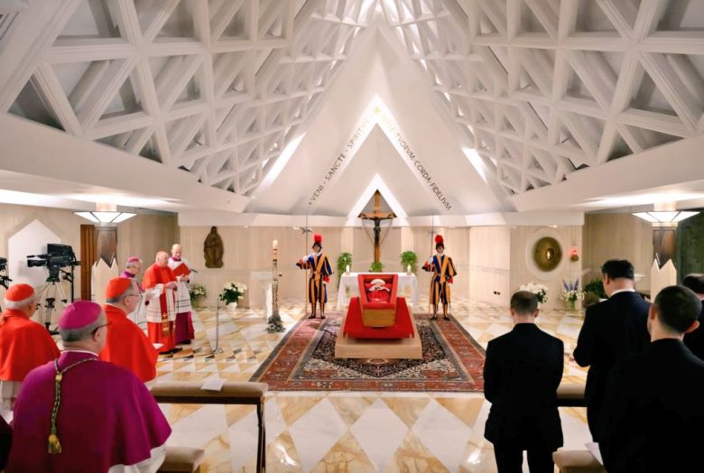 El Vaticano difundió las primeras imágenes del féretro del papa Francisco
