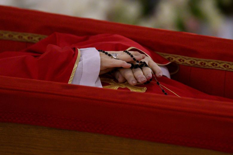 El Vaticano difundió las primeras imágenes del féretro del papa Francisco