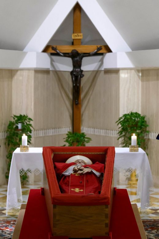 El Vaticano difundió las primeras imágenes del féretro del papa Francisco