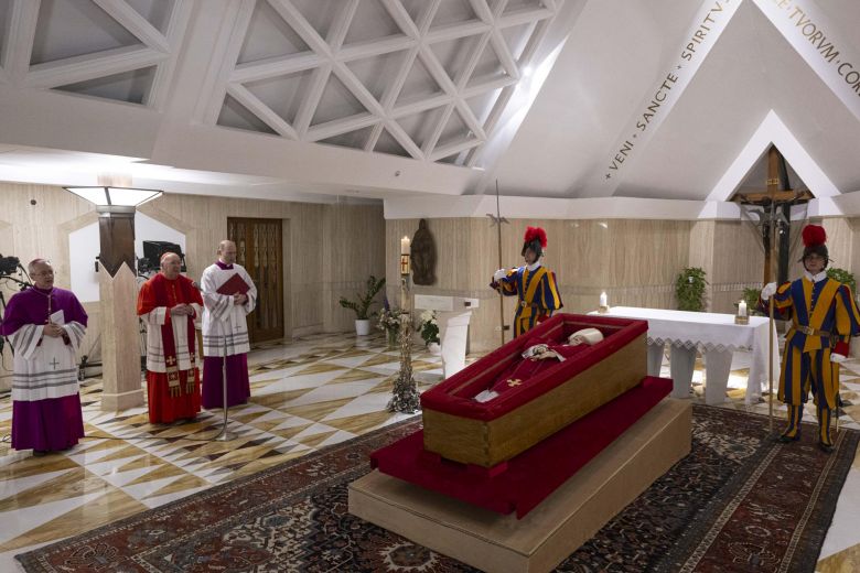 El Vaticano difundió las primeras imágenes del féretro del papa Francisco