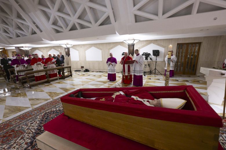 El Vaticano difundió las primeras imágenes del féretro del papa Francisco