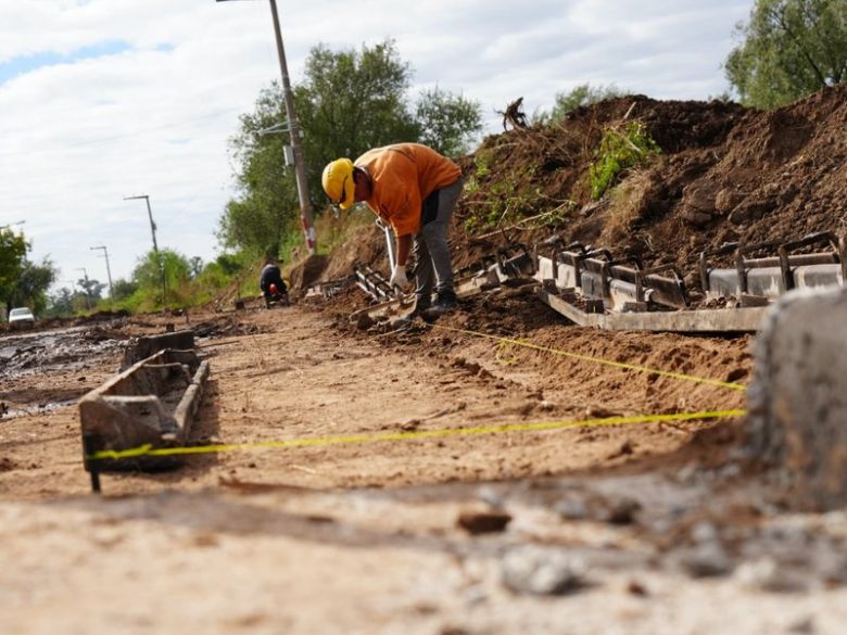 Comenzó la obra de cordón cuneta en la prolongación de Bulevar Alvear