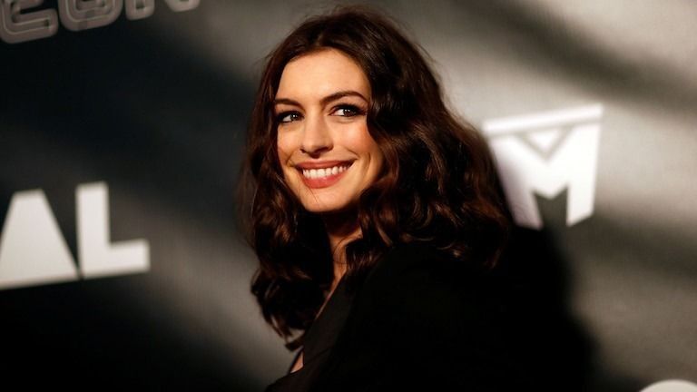 Anne Hathaway pidió perdón públicamente: “Lo debo por el dolor que he causado”