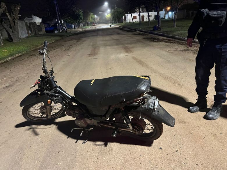 Persecución y detención de un hombre por robo de moto y daños a un móvil policial