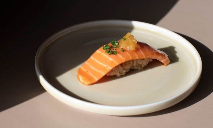 Comenzó a servirse en un restaurante de Estados Unidos el primer salmón creado íntegramente en un laboratorio