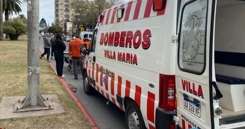 Un hombre con heridas al chocar su auto contra un acoplado estacionado