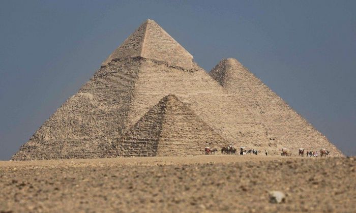 Un misterioso hallazgo bajo la arena junto a las pirámides de Giza despierta especulaciones