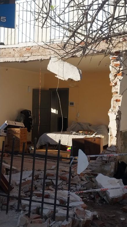 Una pérdida de gas hizo explotar una casa y hay una persona con quemaduras graves