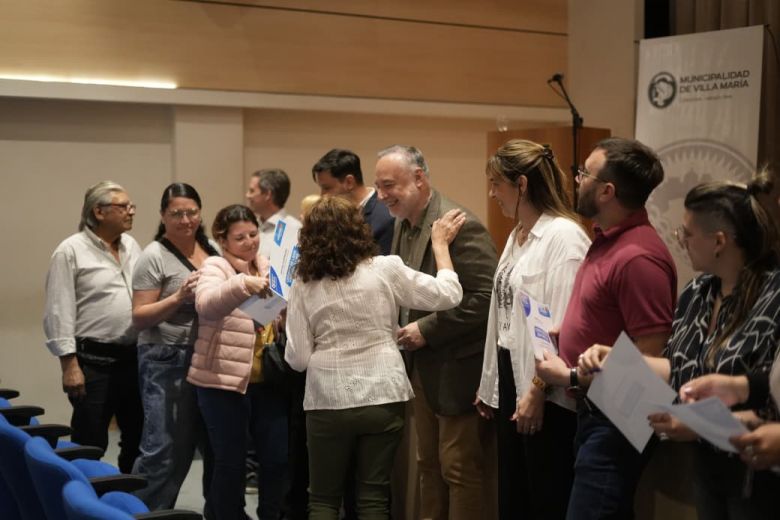 Accastello encabezó la entrega de créditos de "Banco de la Gente" 