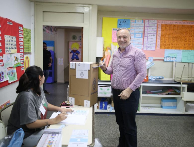 El intendente Eduardo Accastello votó en la Escuela Agustín Alvarez