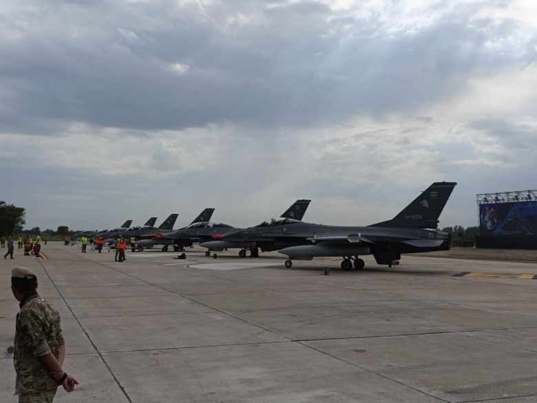Todas las imágenes del acto oficial por los F-16